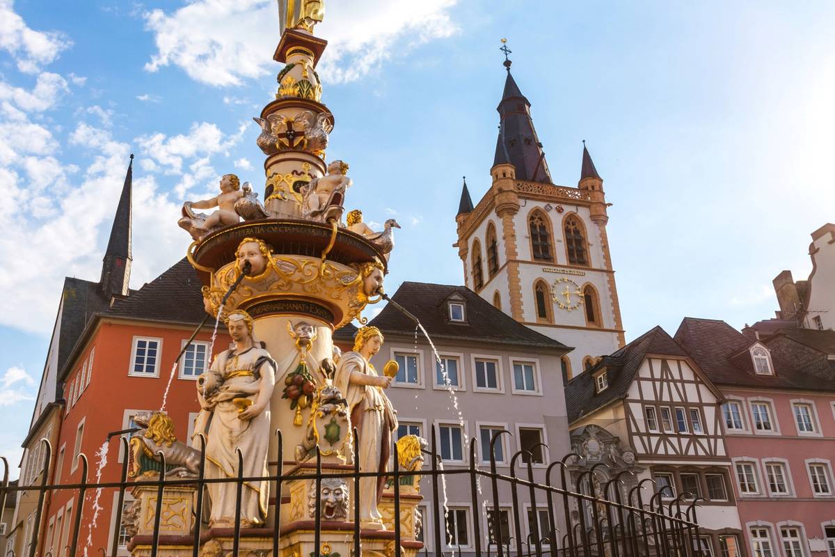 Bild vom historischen Marktbrunnen in Trier