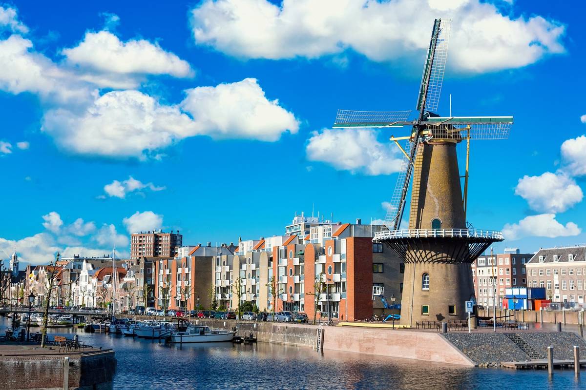 Blick auf den historischen Delfthaven im niederländischen Rotterdam unter blauem Himmel mit einigen weißen Wolken