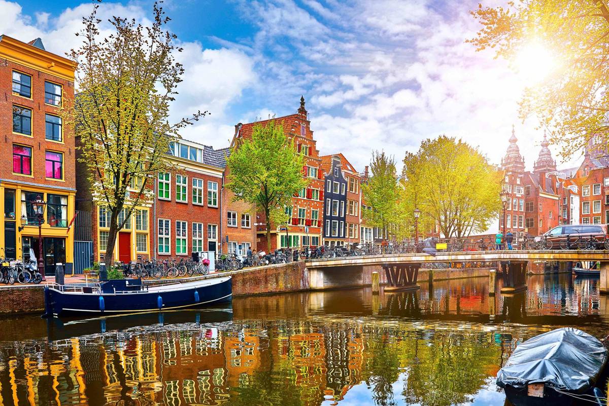 Amsterdamer Gracht mit Booten und Architektur in niederländischem Stil