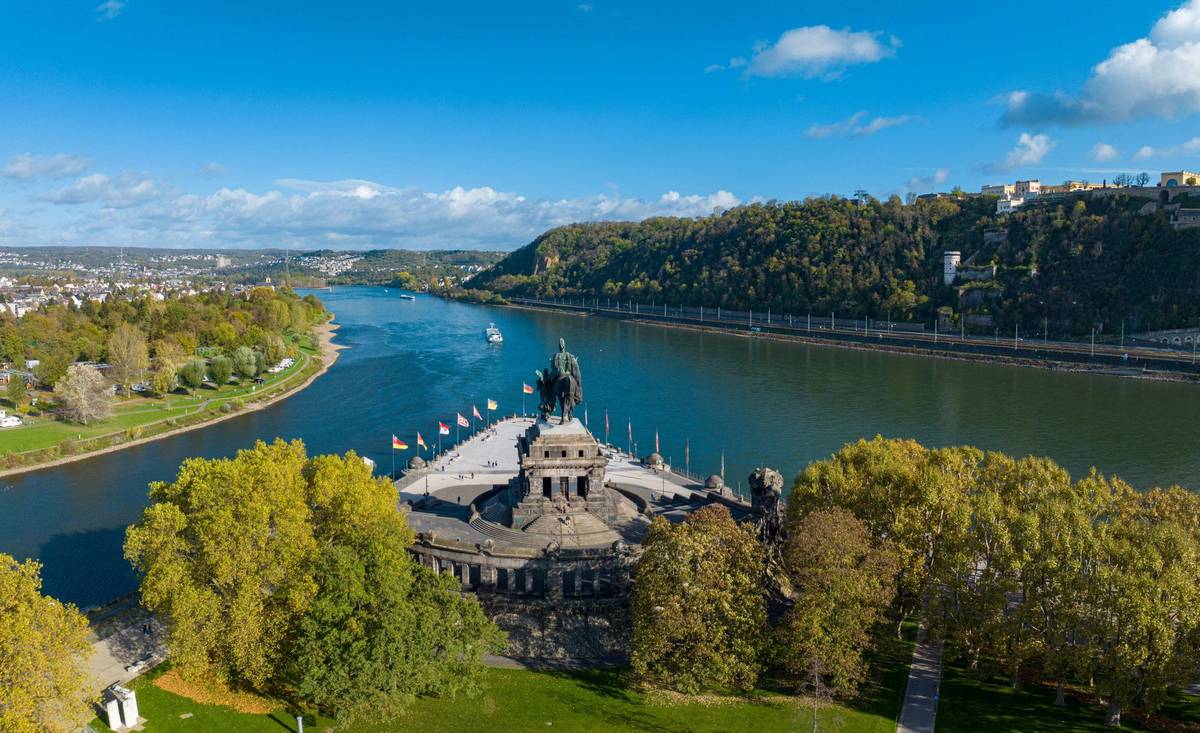Luftaufnahme des deutschen Ecks in Koblenz, wo Rhein und Mosel aufeinandertreffen