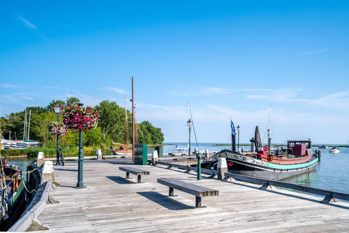 Hafenstadt Hoorn in den Niederlanden mit historischen Lagerhäusern, Schiffen und Wasserfront