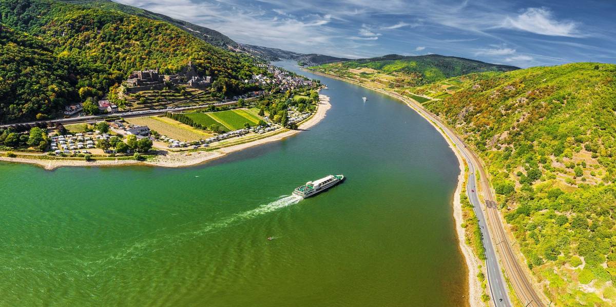 Rhein mit geschwungenem Flussverlauf und bewaldeten Ufern