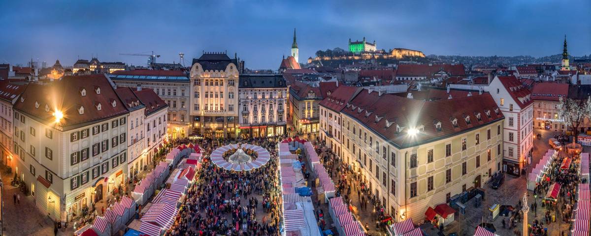 Abendlicher Panoramablick auf den Weihnachtsmarkt in der Altstadt von Bratislava