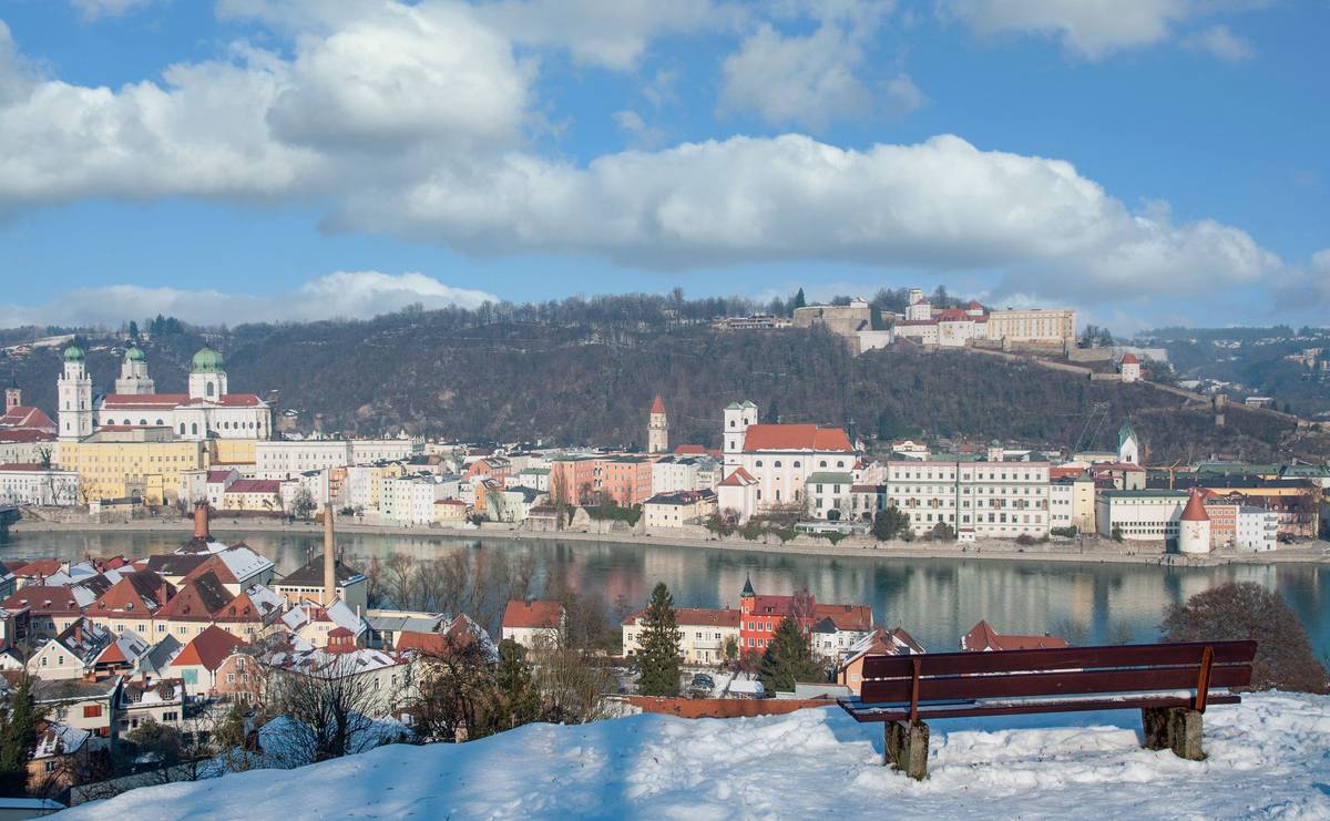 Passauer Landschaft bei Schnee unter blauem Himmel