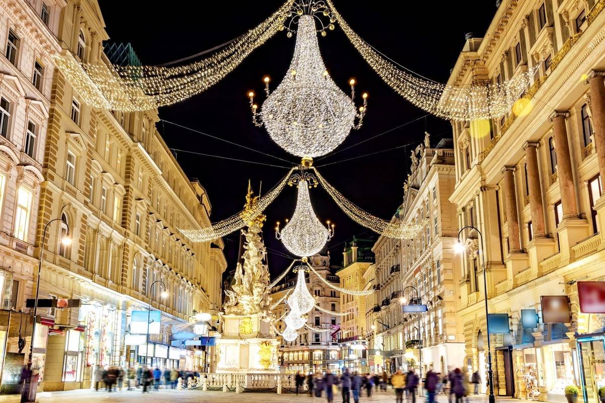 Festlich geschmückte Einkaufsstraße in Wien