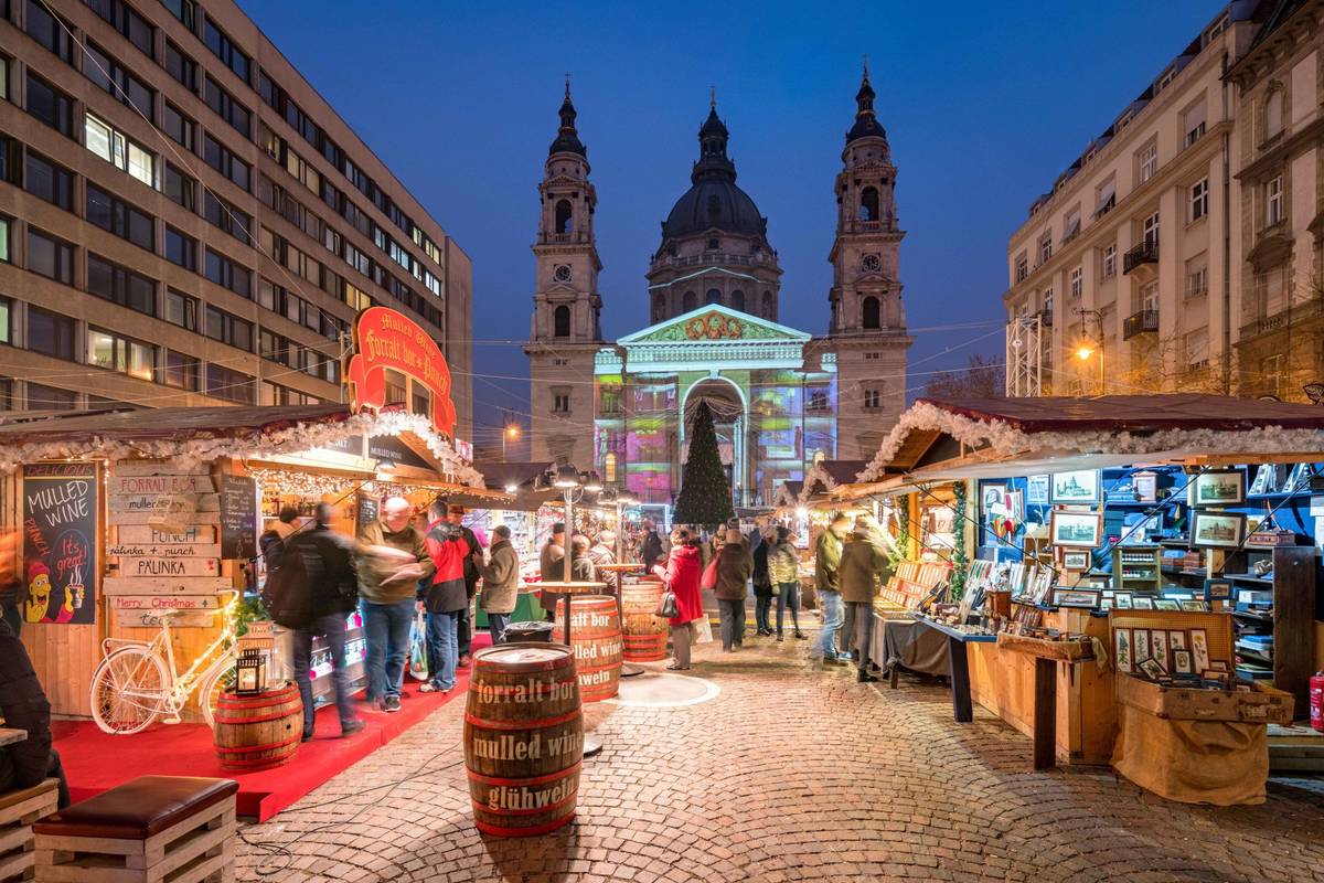 Der festlich geschmückter Weihnachtsmarkt in Budapest