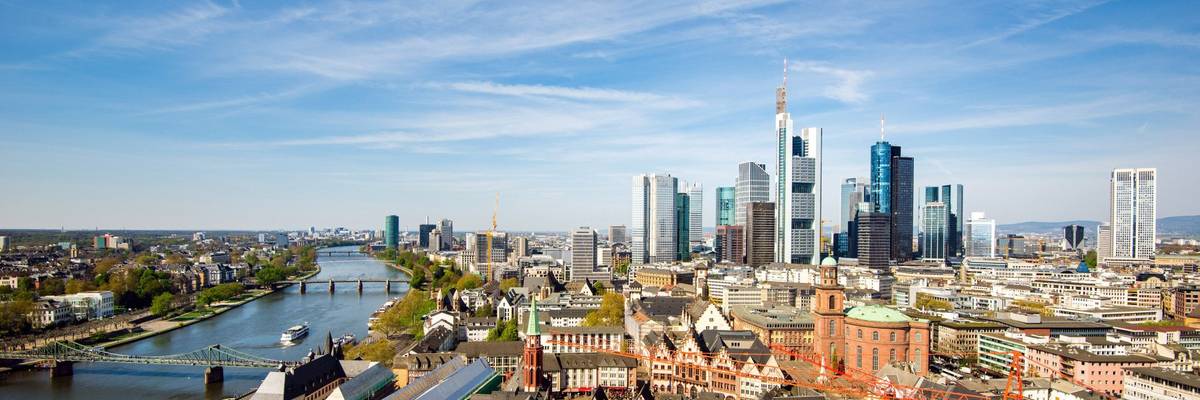 Skyline der Stadt Frankfurt am Main mit futuristischen Wolkenkratzern