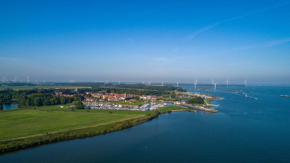 Willemstad am Flussufer unter blauem Himmel