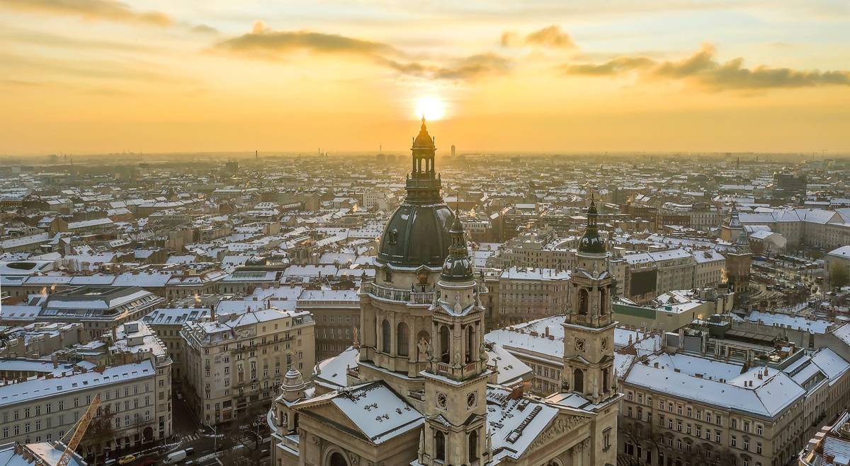 Panoramaausblick auf Budapest im Winter bei Sonnenuntergang