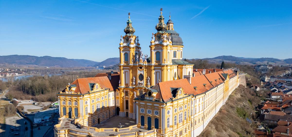 Panoramablick auf das barocke Stift Melk in der Wachau bei Sonnenschein