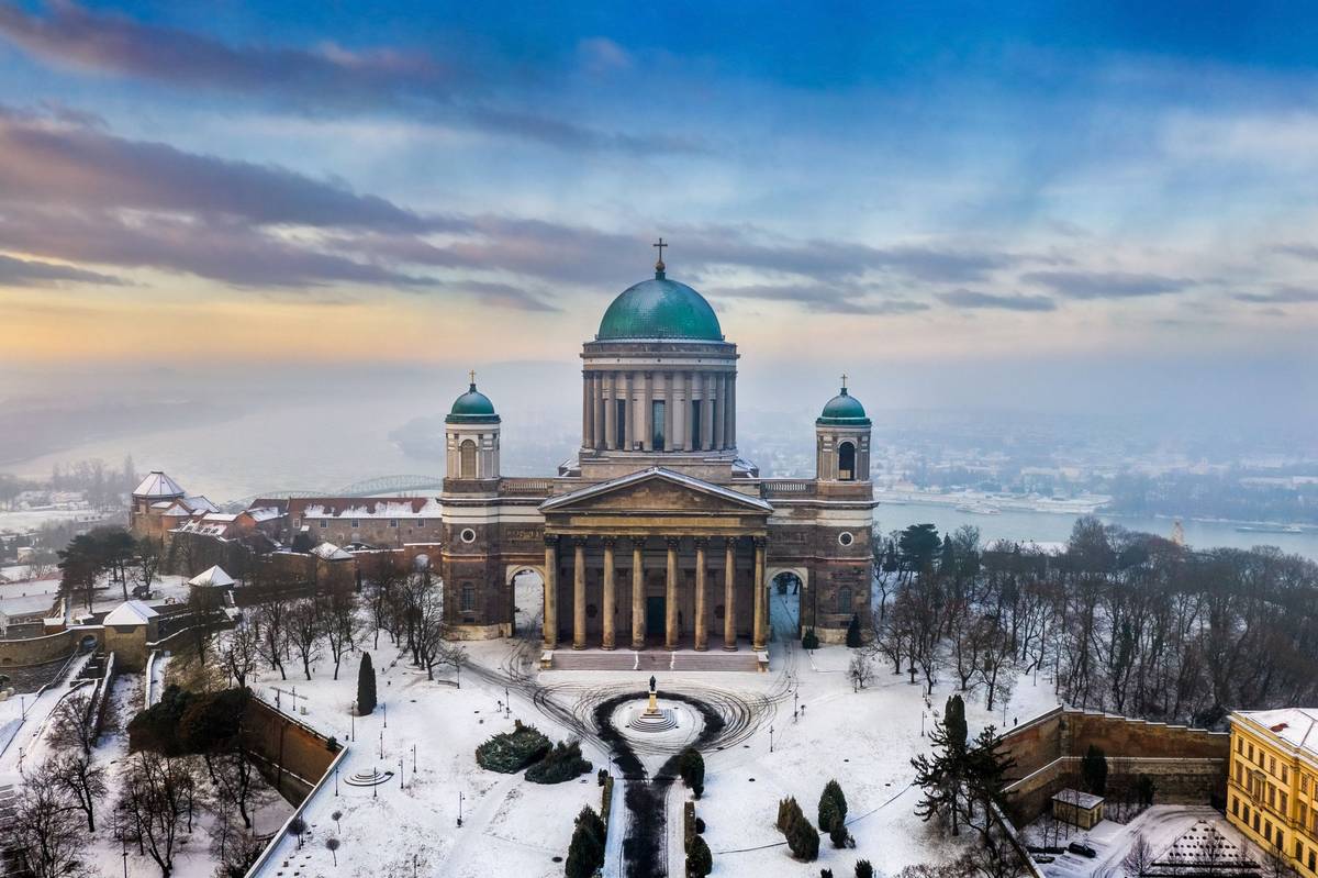 Ausblick auf die Sankt-Adalbert-Kathedrale im Winter
