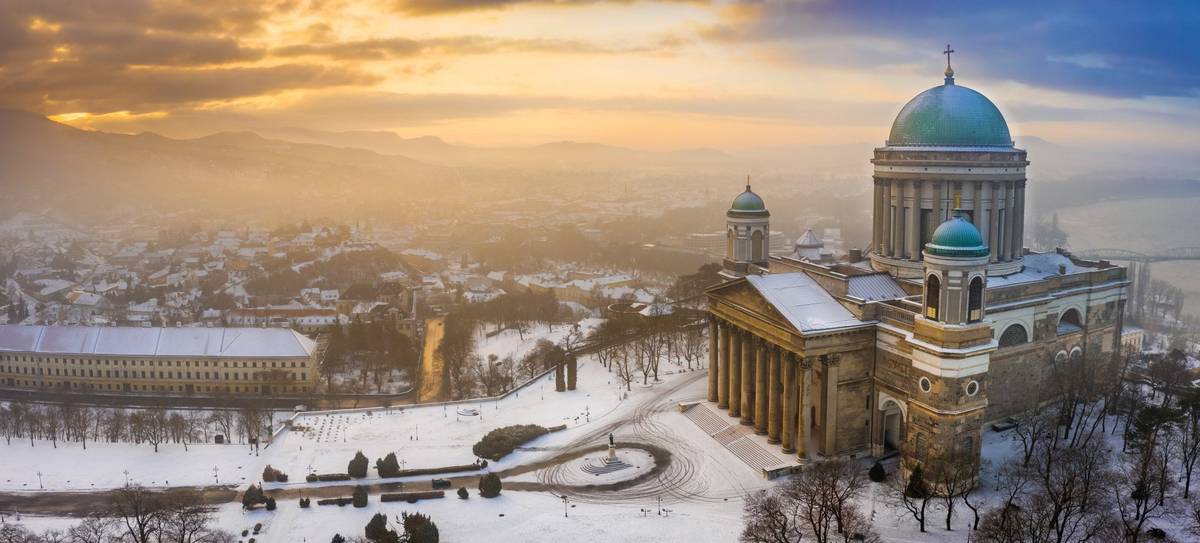 Sankt-Adalbert-Kathedrale gehüllt in Schnee am Abend