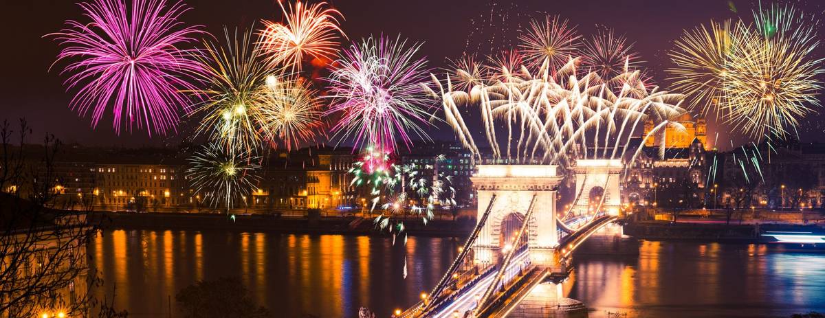 Silvesterfeuerwerk in Budapest über der Kettenbrücke