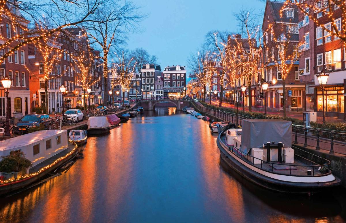 Amsterdamer Gracht mit Lichterglanz zur Weihnachtszeit