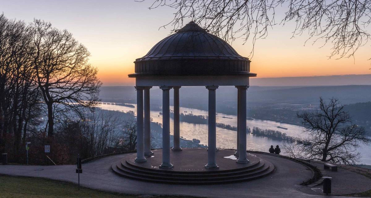 Winterliches Rüdesheim im warmen Abendlicht mit Sicht auf den Pavillon