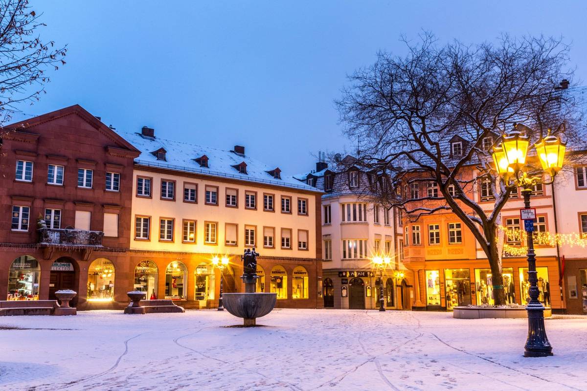 Winter in der deutschen Stadt Mainz mit Blick auf einen Stadtplatz im Schnee
