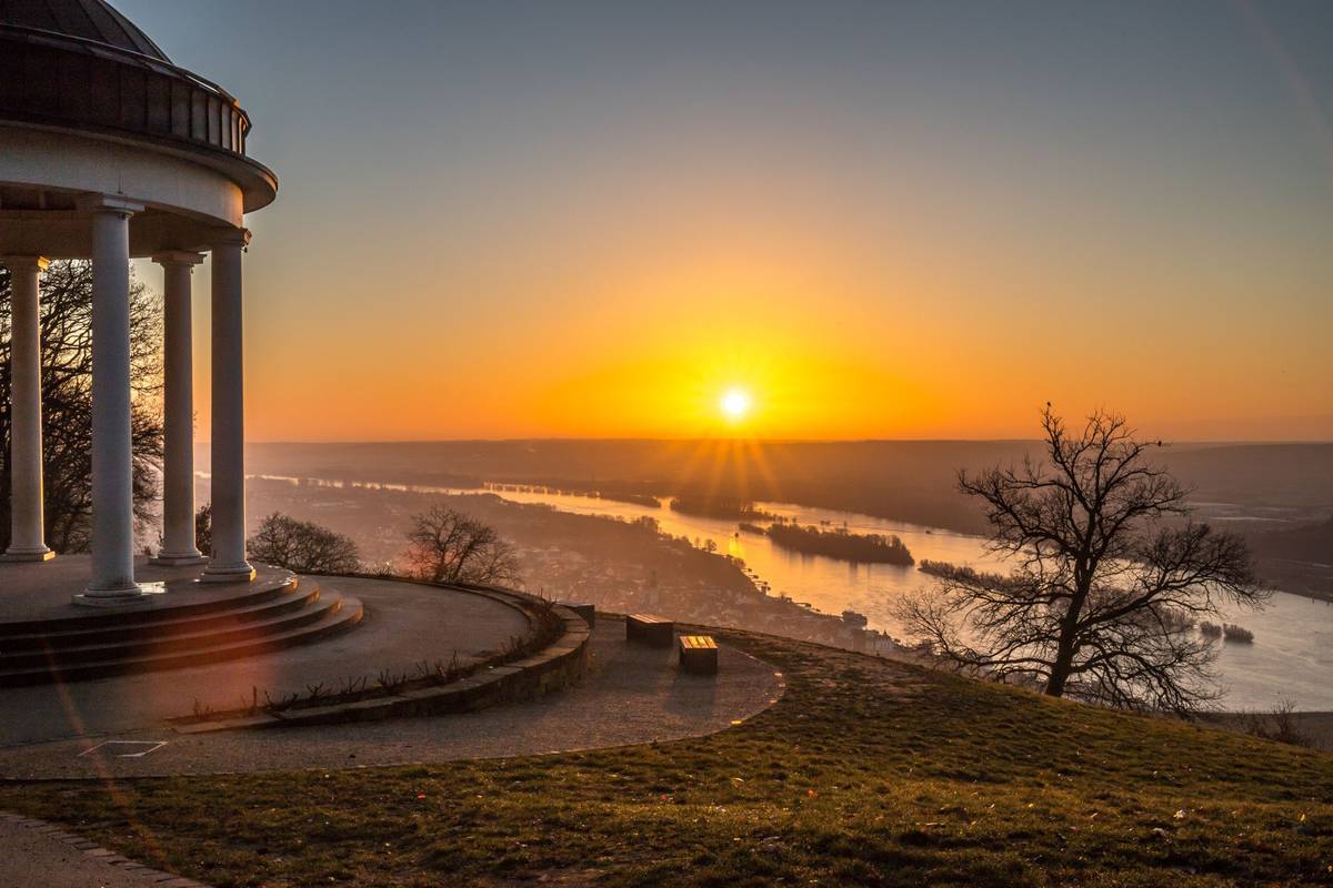 Sonnenaufgang am Rüdesheimer Pavillon im Winter mit Ausblick auf den Rhein