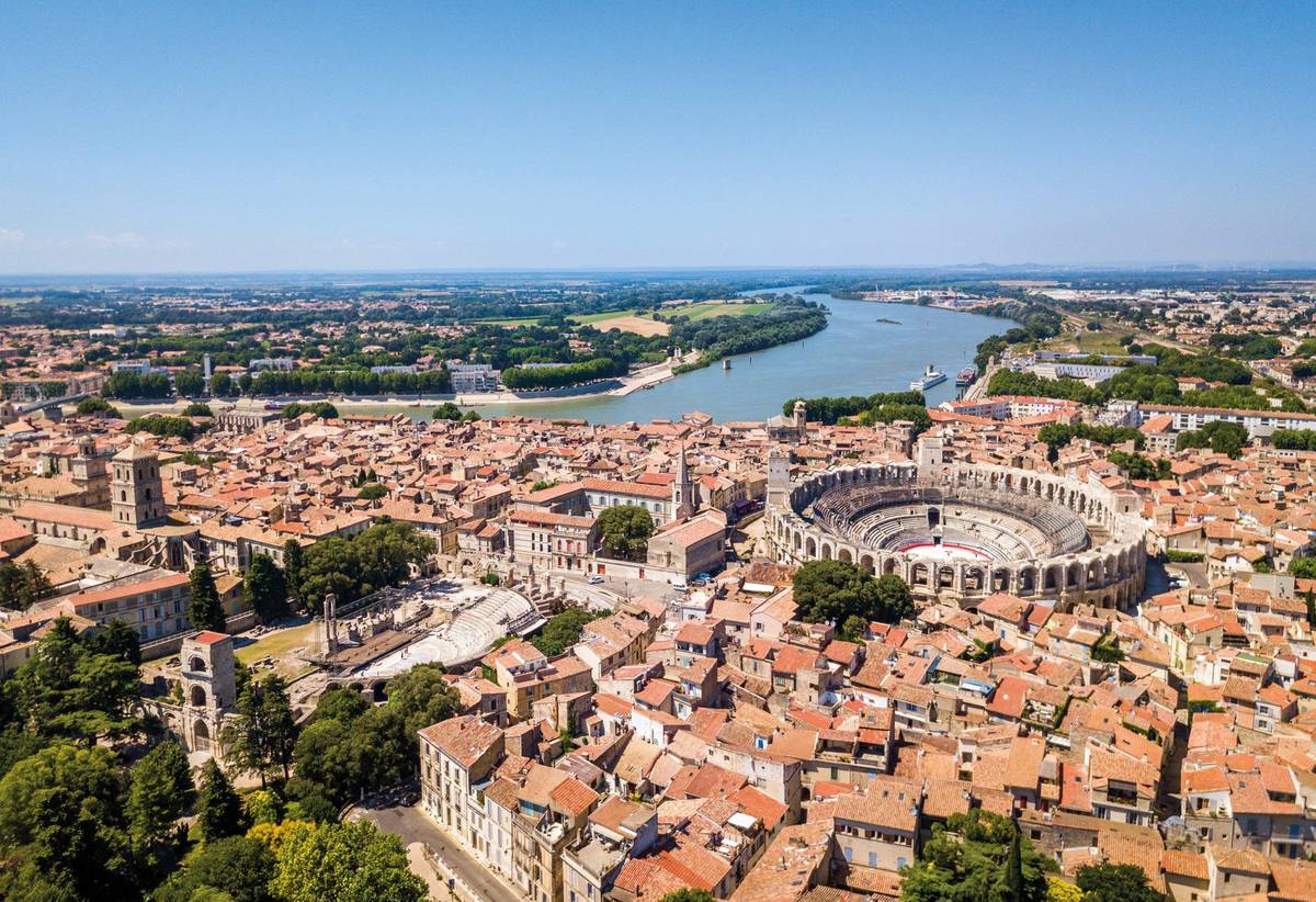 Südfranzösisches Arles an der Rhône von oben mit dem historischen Amphitheater