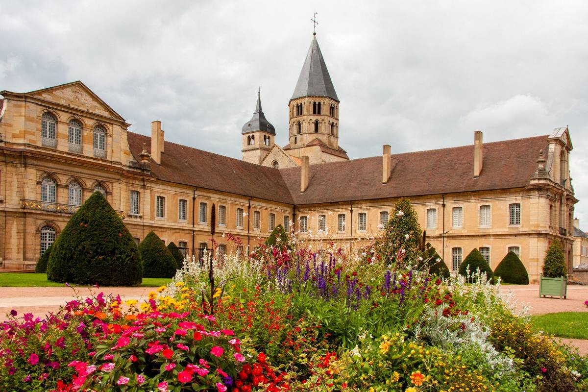 Französisches Klostergebäude im Département Saône-et-Loire liegenden Cluny