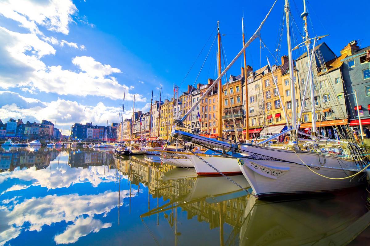 Das Vieux Bassin im in der Normandie gelegenen Honfleur in Frankreich mit anliegenden Segelschiffen