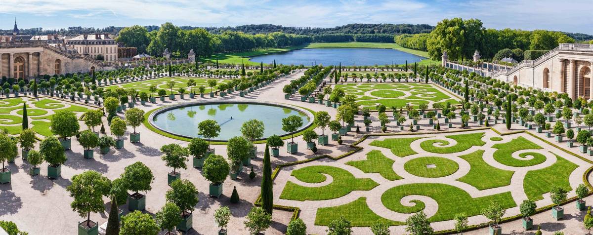 Kunstvoll gestalteter Garten des Schlosses Versailles in Frankreich