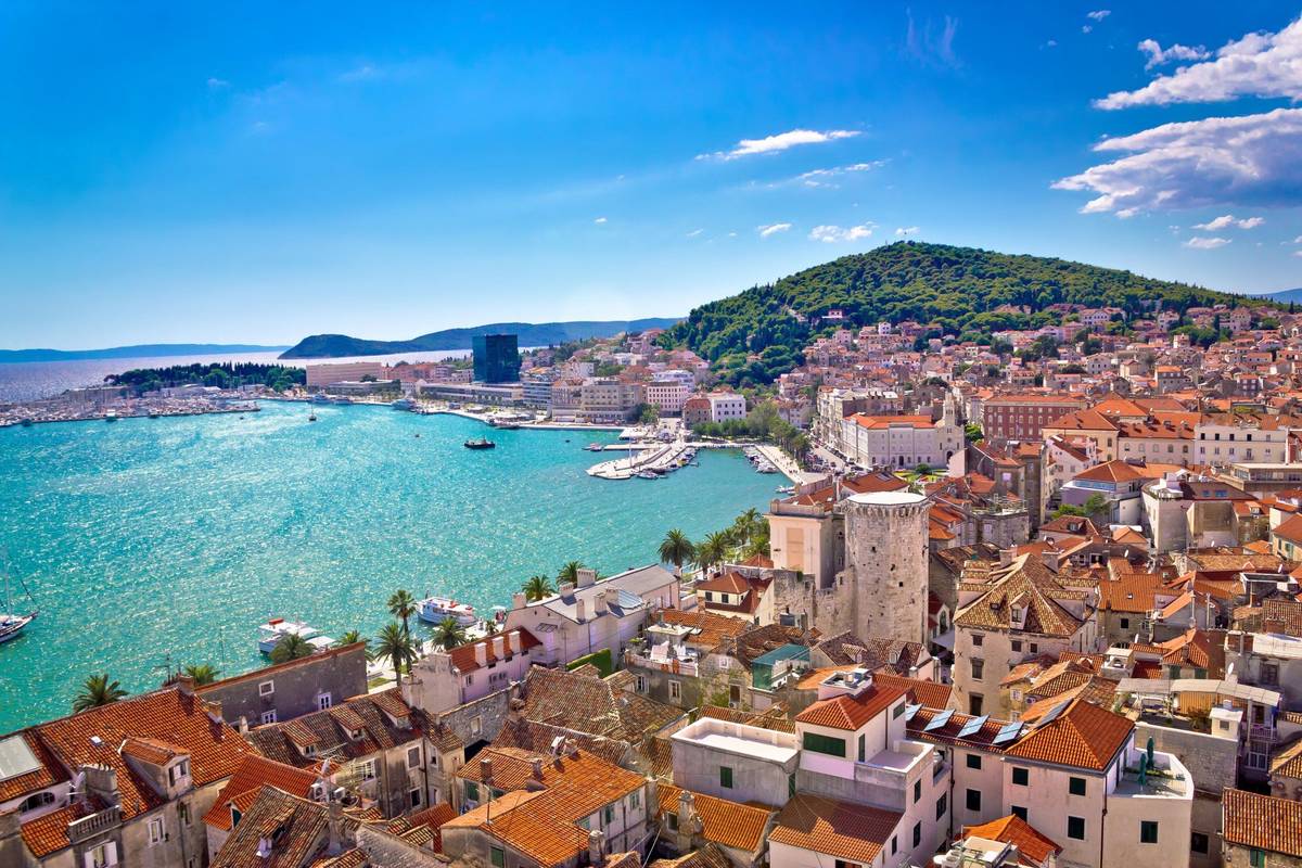 Luftaufnahme von Split in Kroatien unter blauem Himmel mit Blick auf die Hügel der Halbinsel Marjan