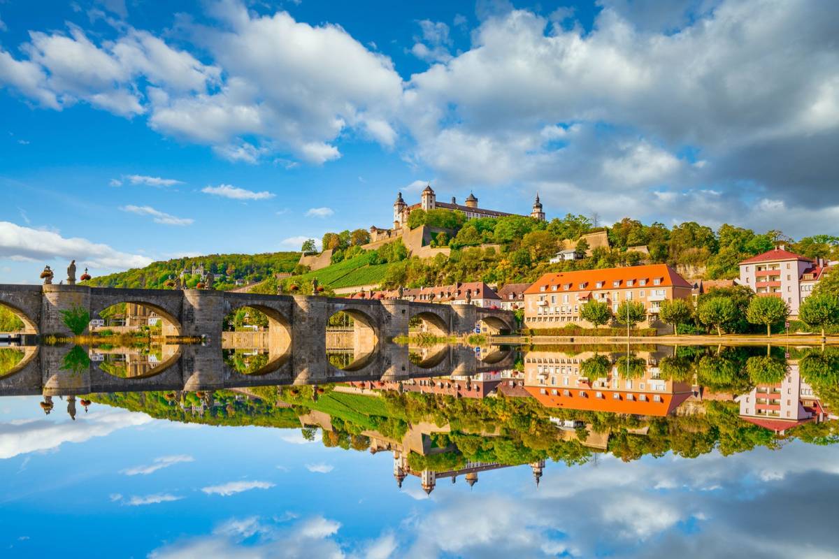 Die Festung Marienberg in Würzburg am Main. Skyline spiegelt sich klar im Wasser des Flusses wider