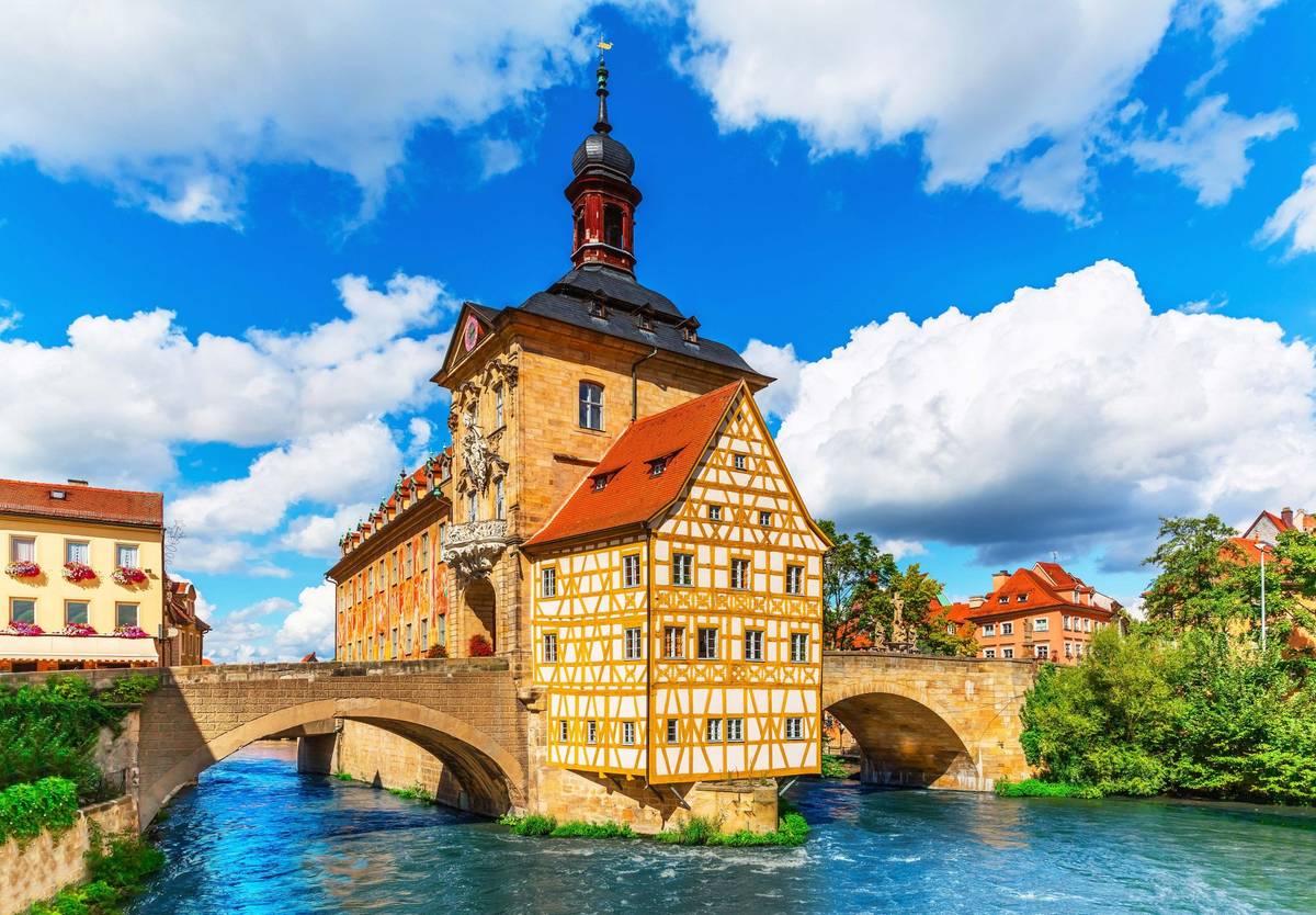 Aufnahme der Stadthalle im Fachwerkhausstil in Bamberg bei gutem Wetter am Wasserufer