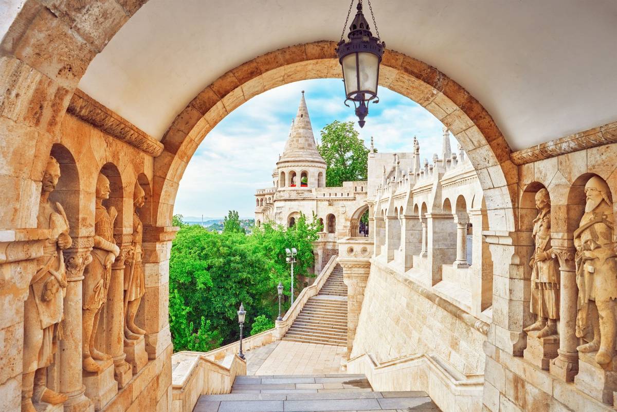 Blick durch einen Torbogen in der Fischerbastei in Budapest in Ungarn
