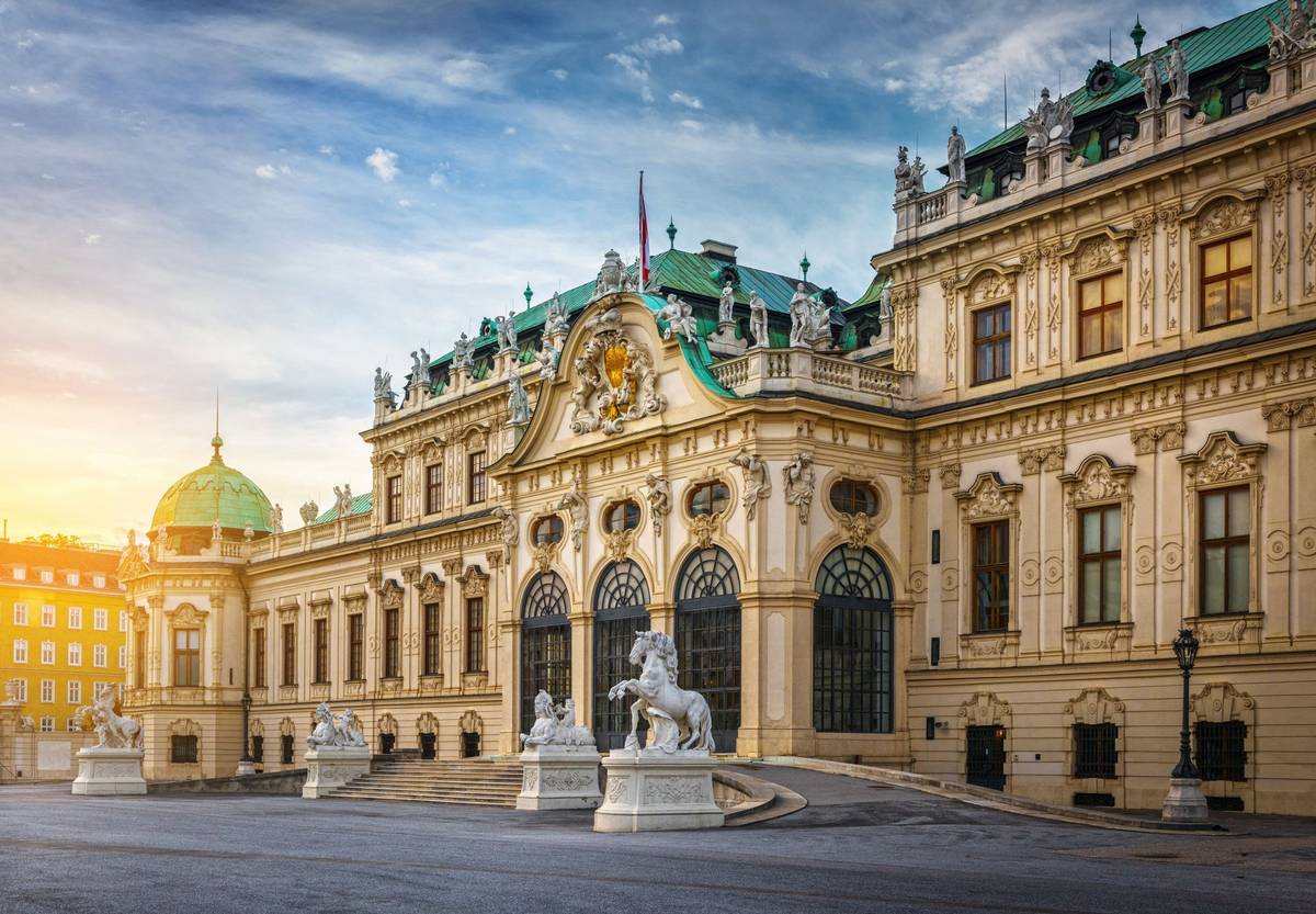 Der historische Belvedere Palast im österreichischen Wien bei Sonnenaufgang in angeschrägter Ansicht.