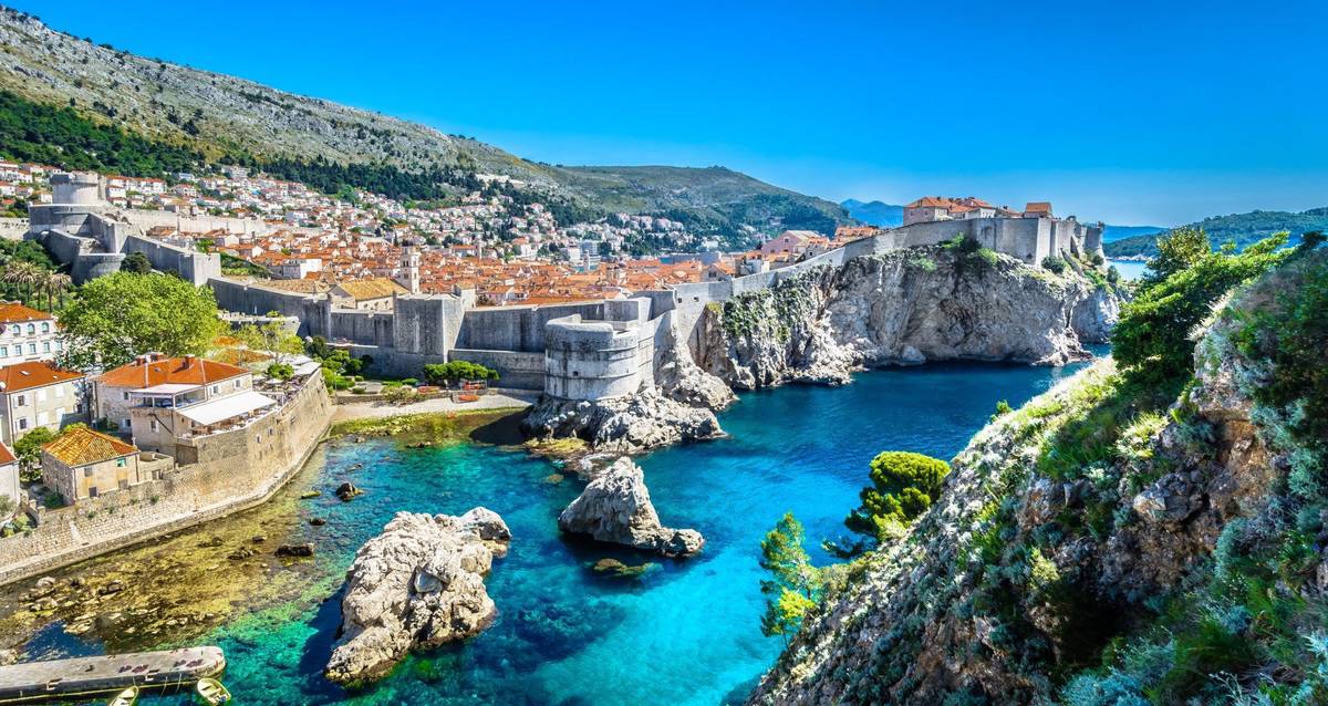 Panoramische Aerial-Aufnahme von Dubrovnik in Kroatien. Kleine Wasserbuchten am mehr mit felsigen Klippen säumen ein malerisches Stadtpanorama