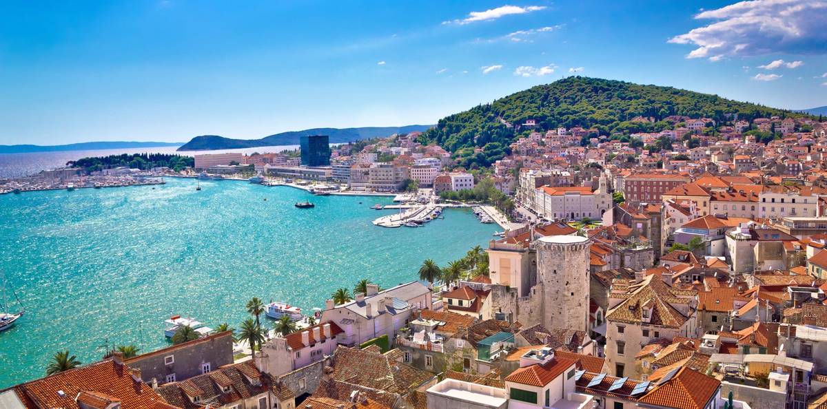 Luftaufnahme von Split in Kroatien unter blauem Himmel mit Blick auf die Hügel der Halbinsel Marjan
