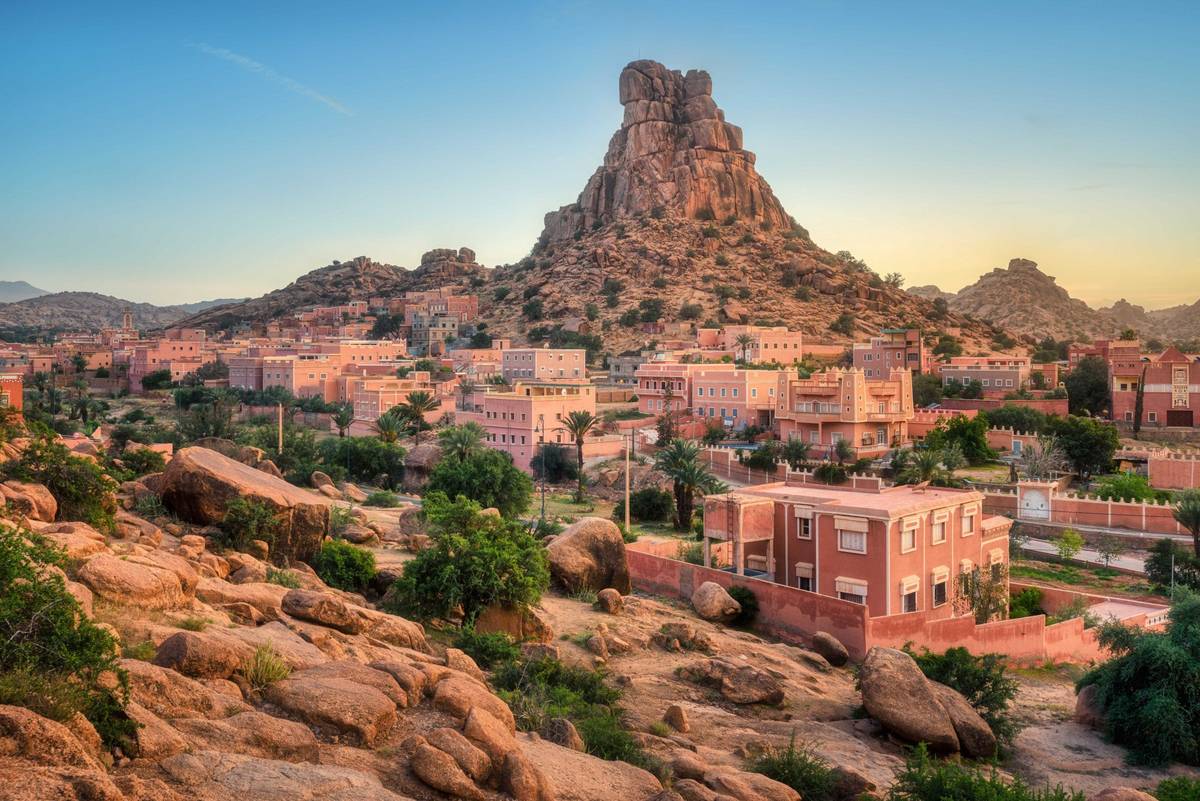 Bildaufnahme Nähe des Anti-Atlas Gebirges bei der Stadt Tafraoute mit beliebter Felsformation "Napoleons Hut"