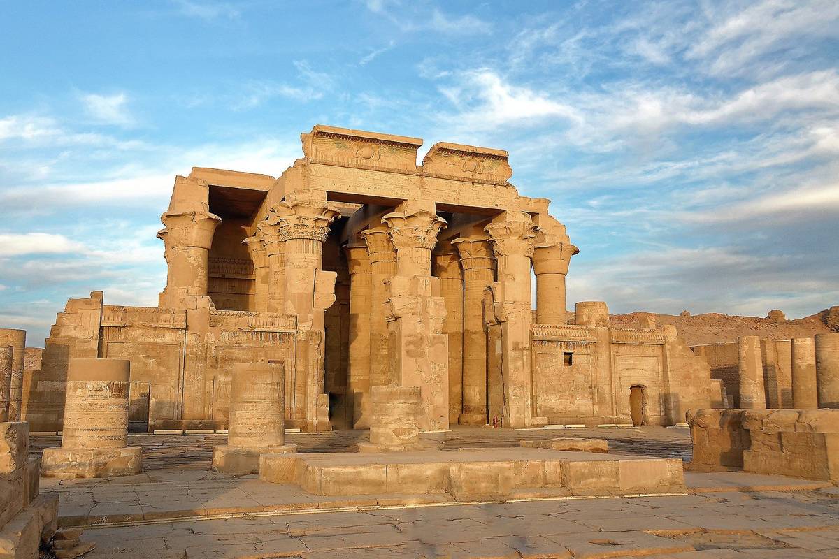 Aufnahme des Doppeltempels von Kom Ombo am östlichen Nilufer bei Tag unter leicht bewölktem Himmel