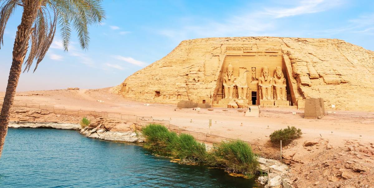 Szene vor dem ägyptischen Tempel in Abu Simbel am Wasser mit klaren Farben zur Mittagszeit
