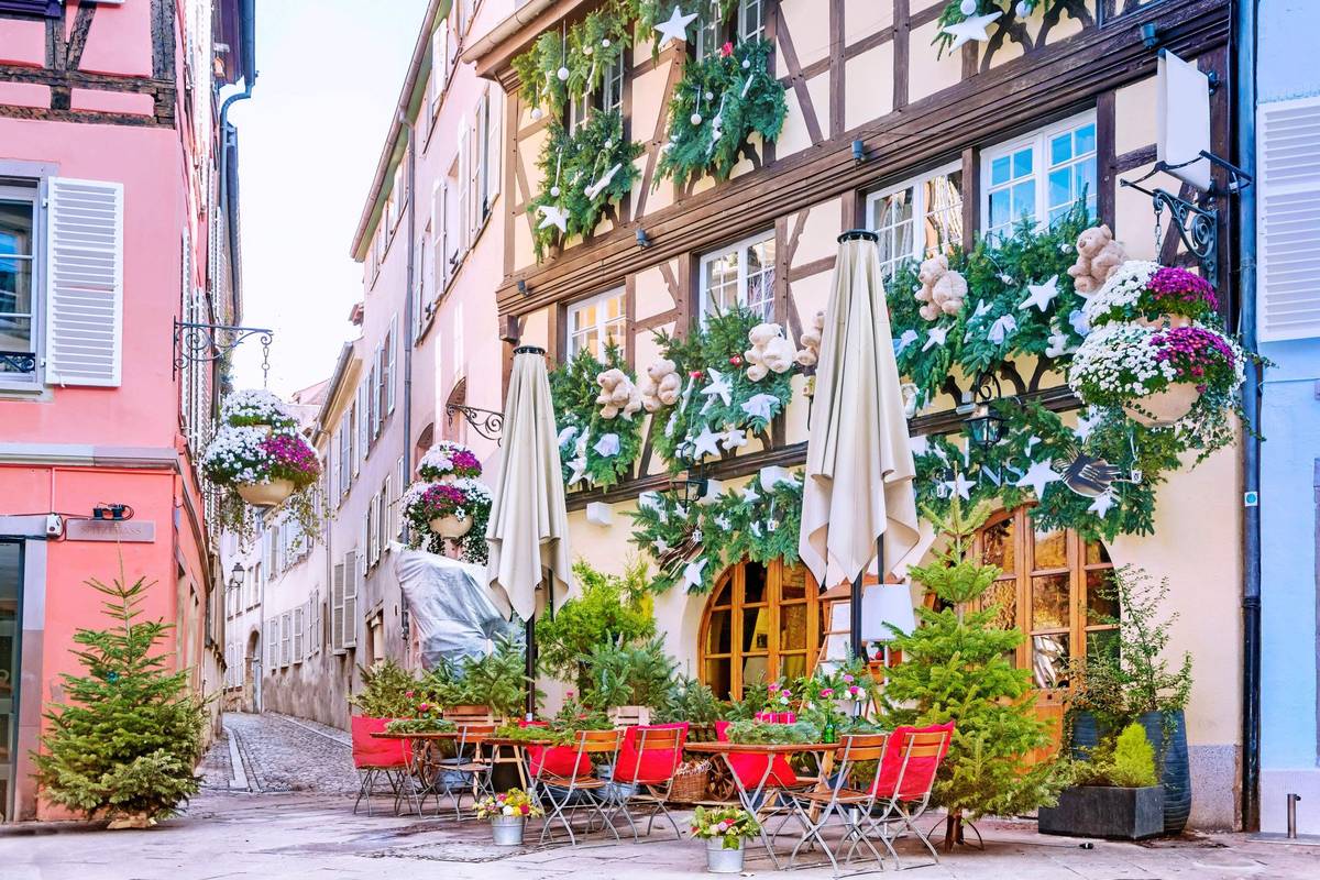Bunte Fachwerkhäuser in Straßburg mit weihnachtlicher Deko