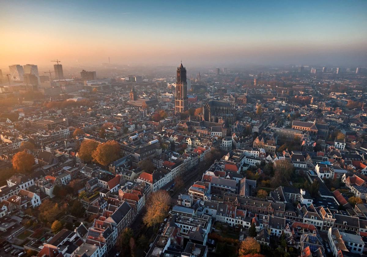 Utrecht in den Niederlanden von oben bei Morgengrauen und mehrfarbigem Horizont