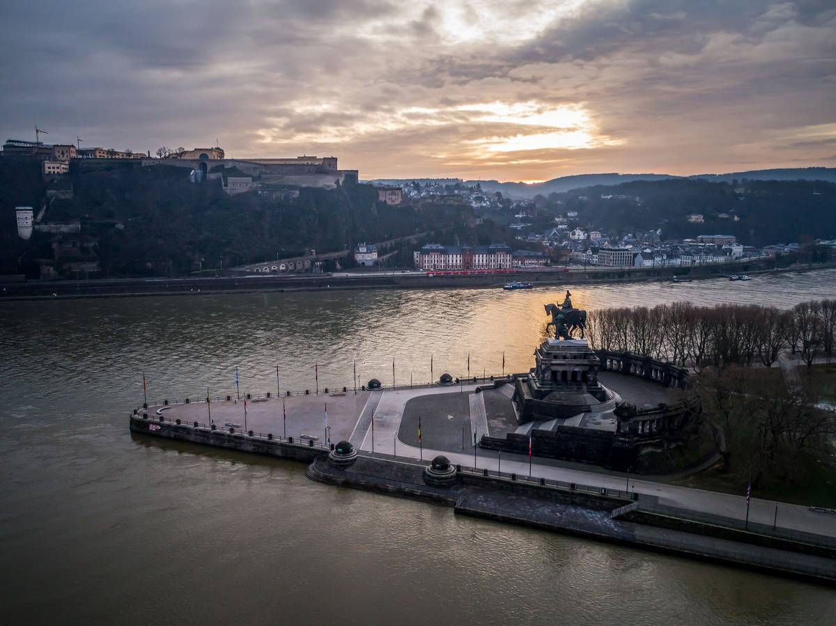 Das historische Deutsche Eck in Koblenz als Luftaufnahme zur goldenen Stunde