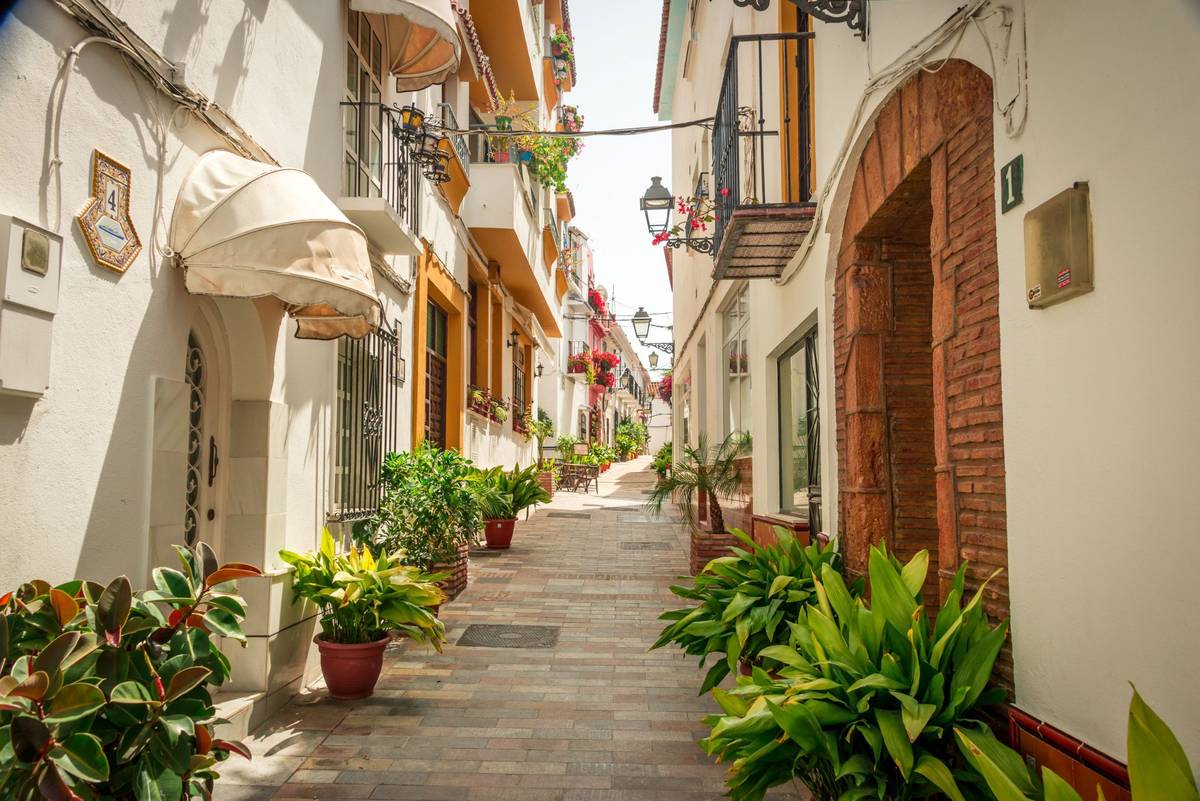 Eine andalusische Gasse in Marbella mit typisch spanischer Architektur und maurischem Flair