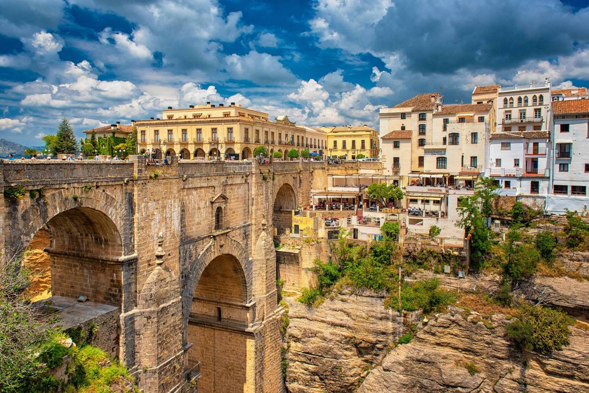 Panorama der Tajo de Ronda Schlucht in der südandalusischen Provinz Malaga. Zentrum des Bildes ist die Puente Nuevo Brücke, die zu einer der bekanntesten Touristen-Hotspots zählt