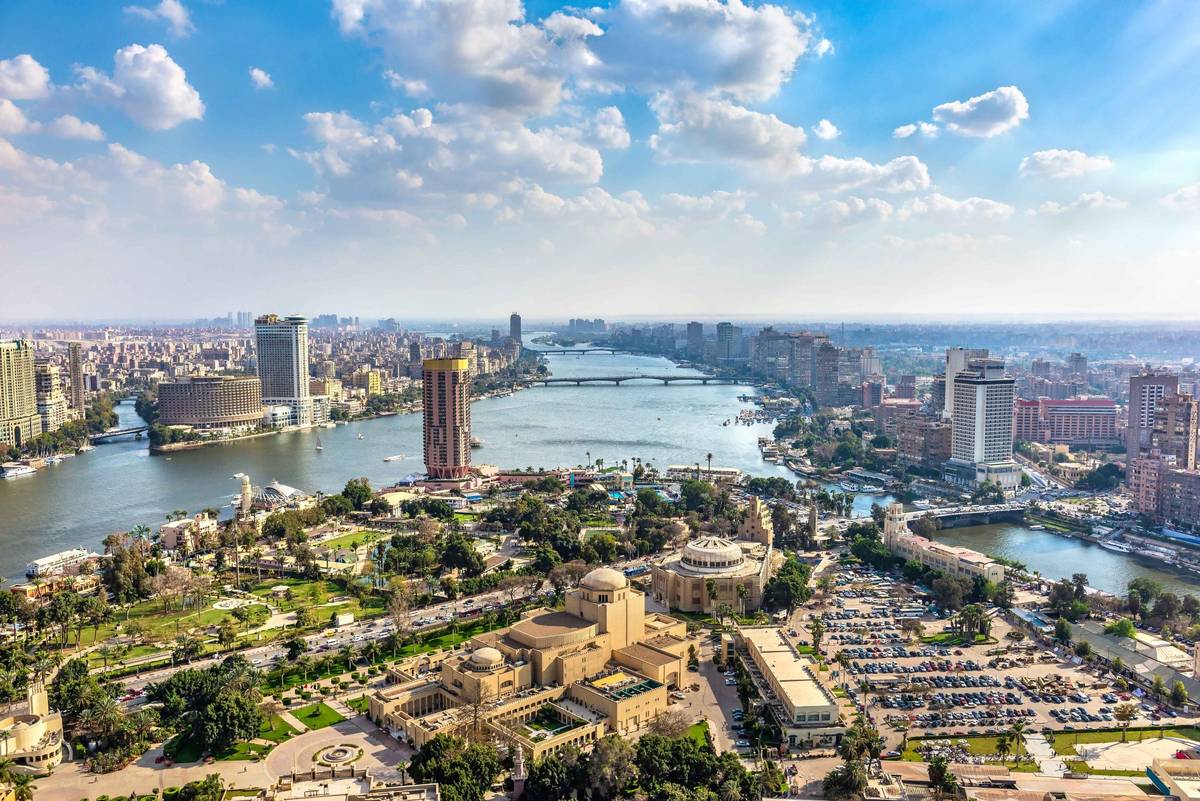 Stadtpanorama Kairo in Ägypten als Luftaufnahme bei leicht bewölktem blauen Himmel