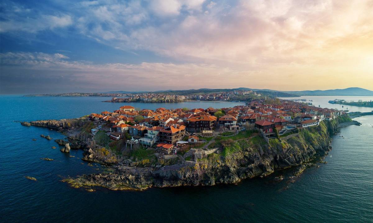 Nessebar an der bulgarischen Schwarzmeerküste mit Blick auf die eng zusammen liegenden Gebäude und engen Gassen