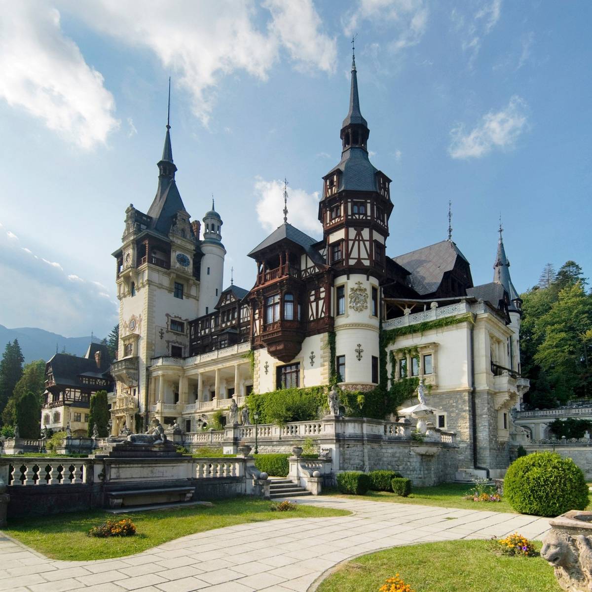Das Schloss Peles in der Nähe der rumänischen Stadt Sinaia mit Neorenaissance-Fassade bei Tag
