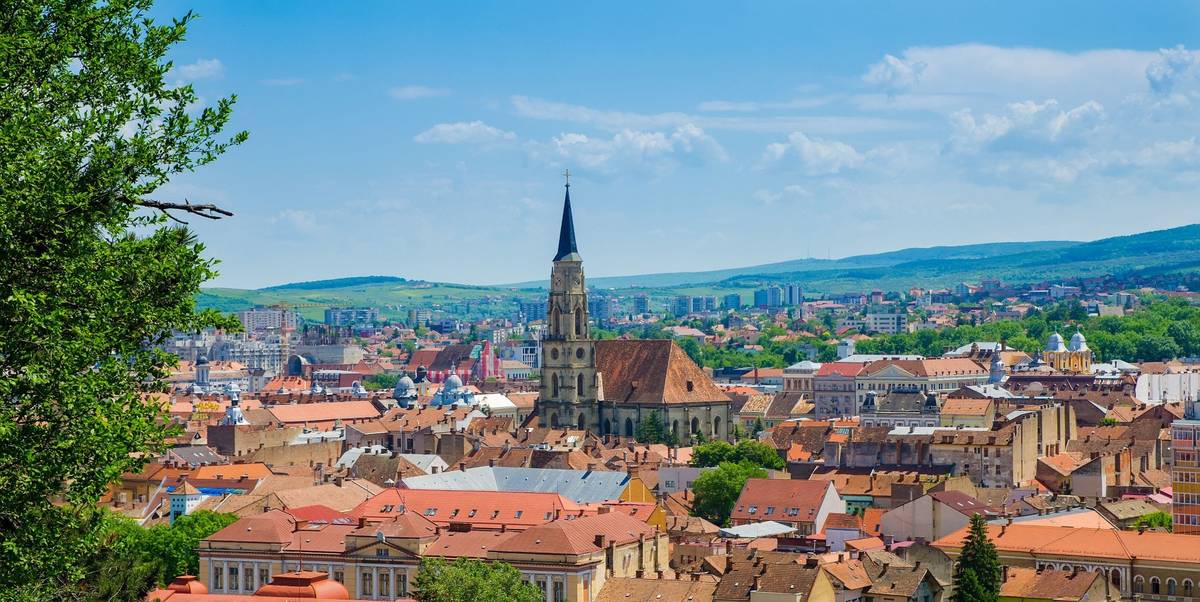 Skyline von Cluj Napoca in Rumänien mit prominenter St. Michaelskirche, einer Kirche im gotischen Stil