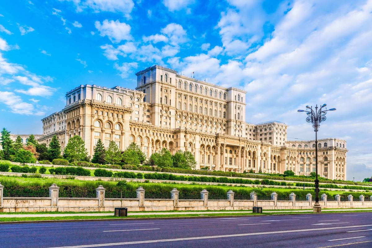 Das sog. Haus des Volkes in Bukarest, Rumänien.  Das Gebäude ragt imposant unter blauem Himmel hervor