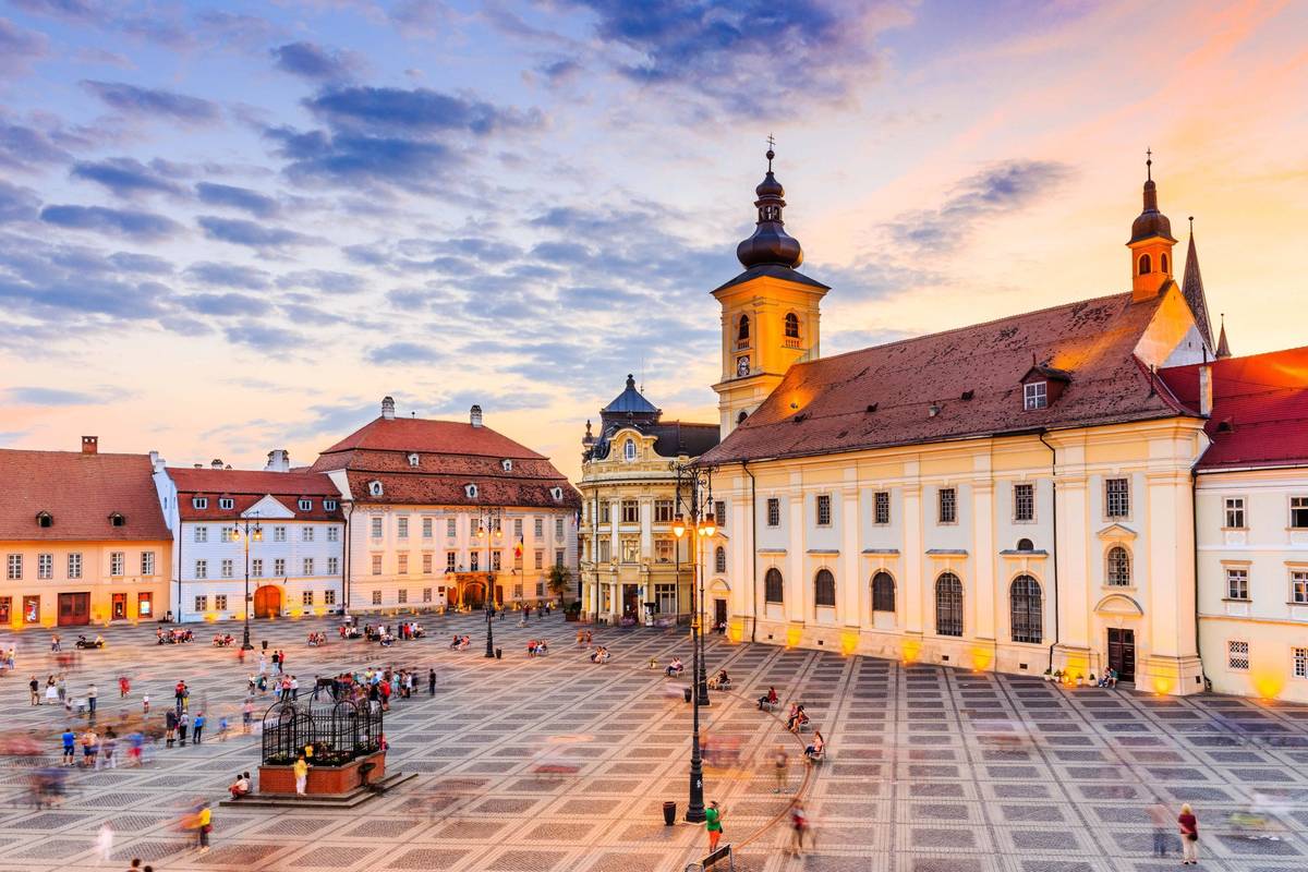 Stadtplatz mit Rathaus und Brukenthal-Museum in Sibiu in Rumänien bei gemütlicher Abendsonne