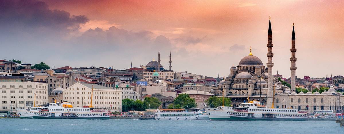 Sonnenuntergangspanorama von Istanbul mit anliegenden Schiffen und der berühmten blauen Moschee