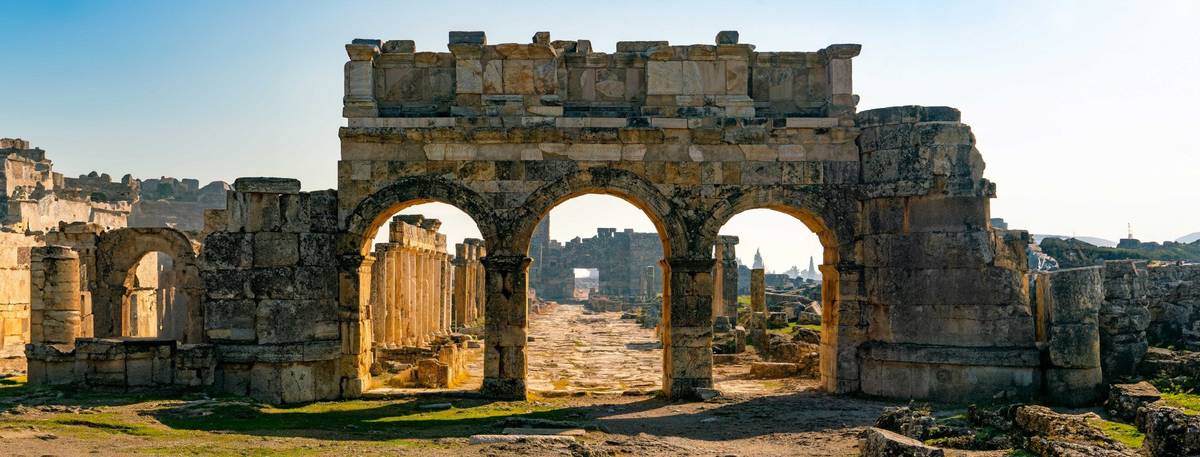 Das historische Amphitheater in den Ruinen der Hierapolis im türkischen Pamukkale am Tag
