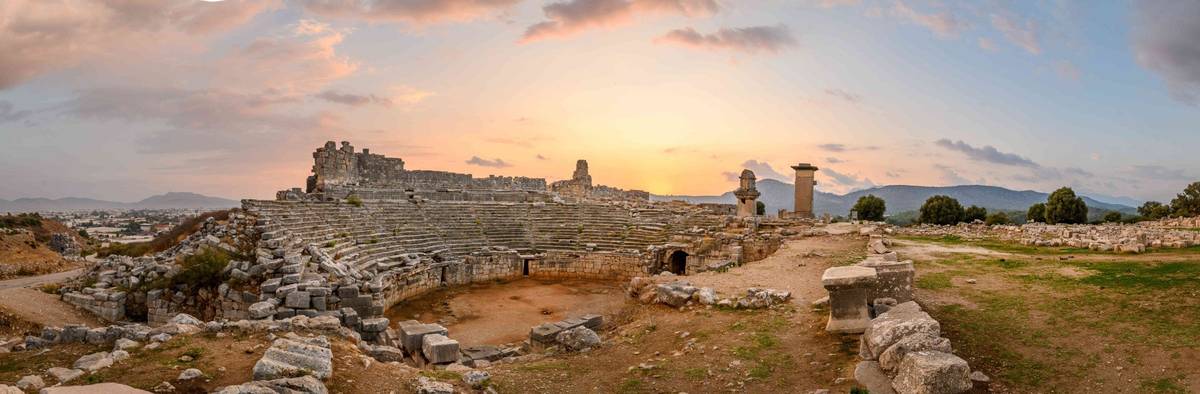 Ruinen der antiken Stadt Xanthos in der Türkei bei stimmungsvollem Sonnenuntergang
