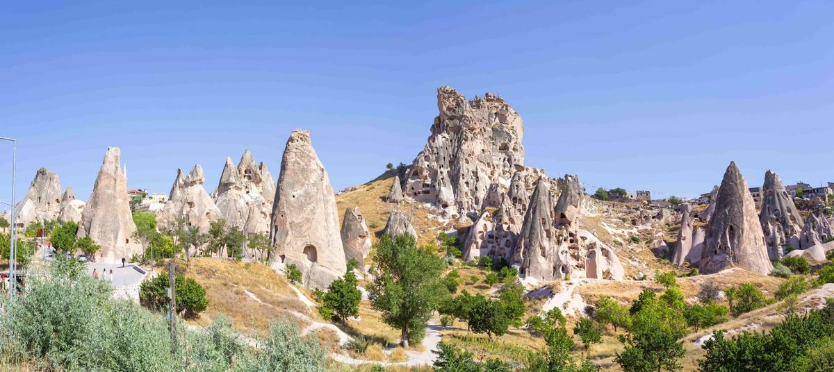 Antike Tuffstein Höhlenkirchen in Uchisar in Kappadokien bei Tag